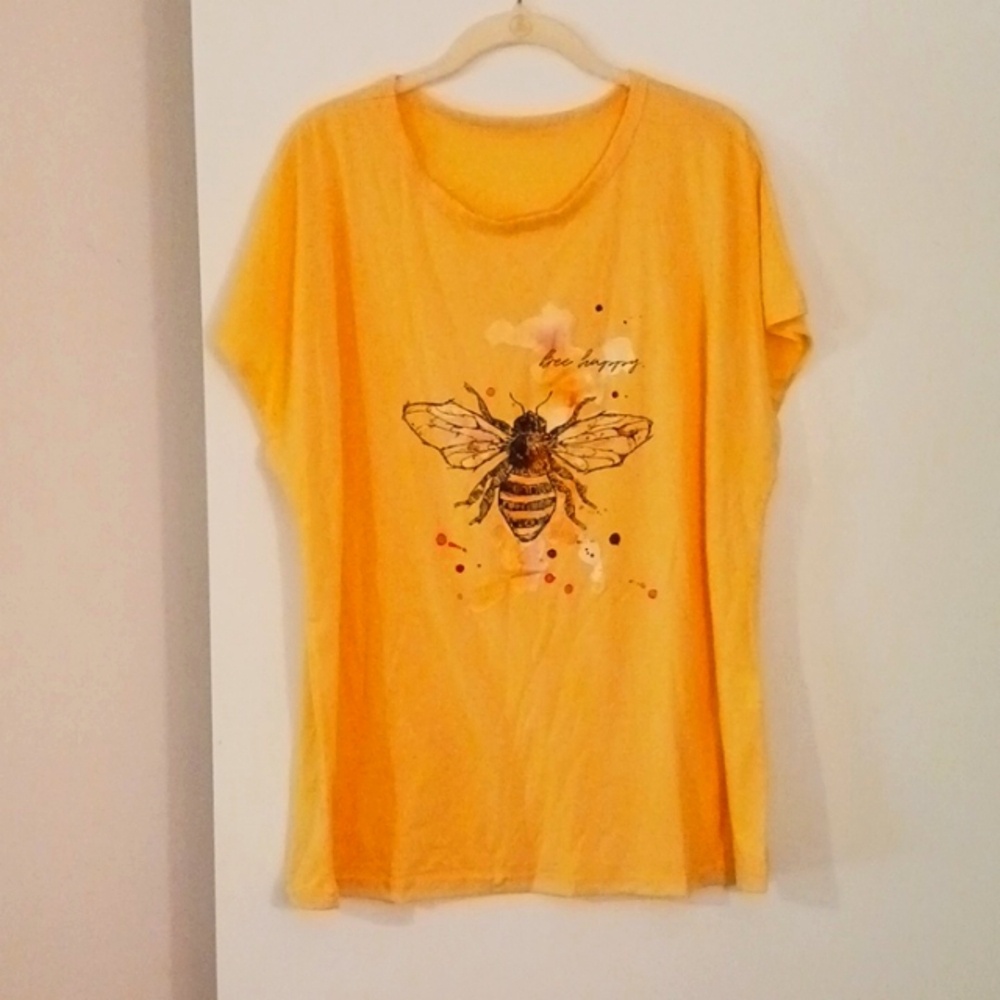 T-shirt with bee